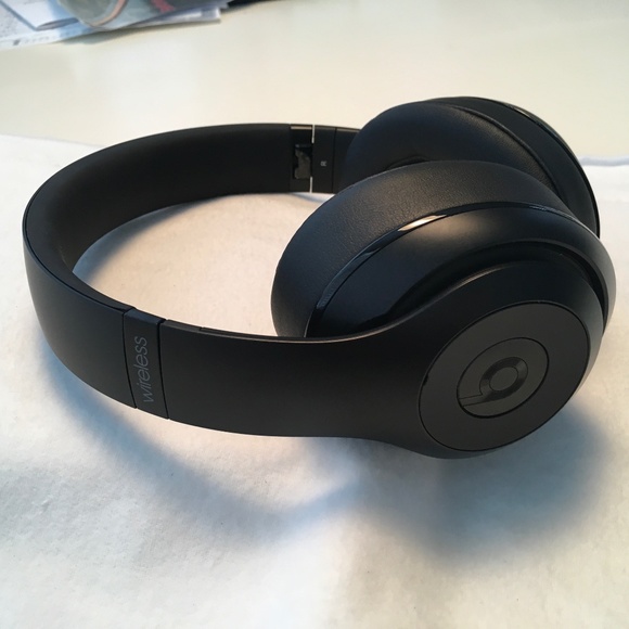 BEATS by DRE Wireless Studio2 Headphones Model B0501 Black - Picture 2 of 9
